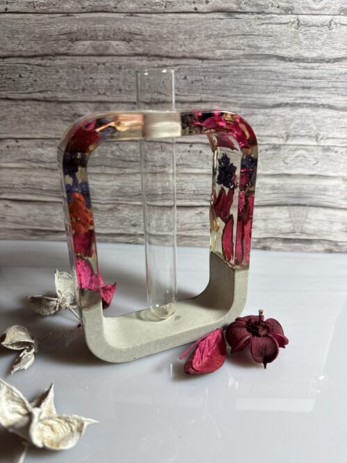 Vase aus Epoxidharz mit Blumen