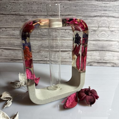 Vase aus Epoxidharz mit Blumen
