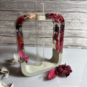 Vase aus Epoxidharz mit Blumen